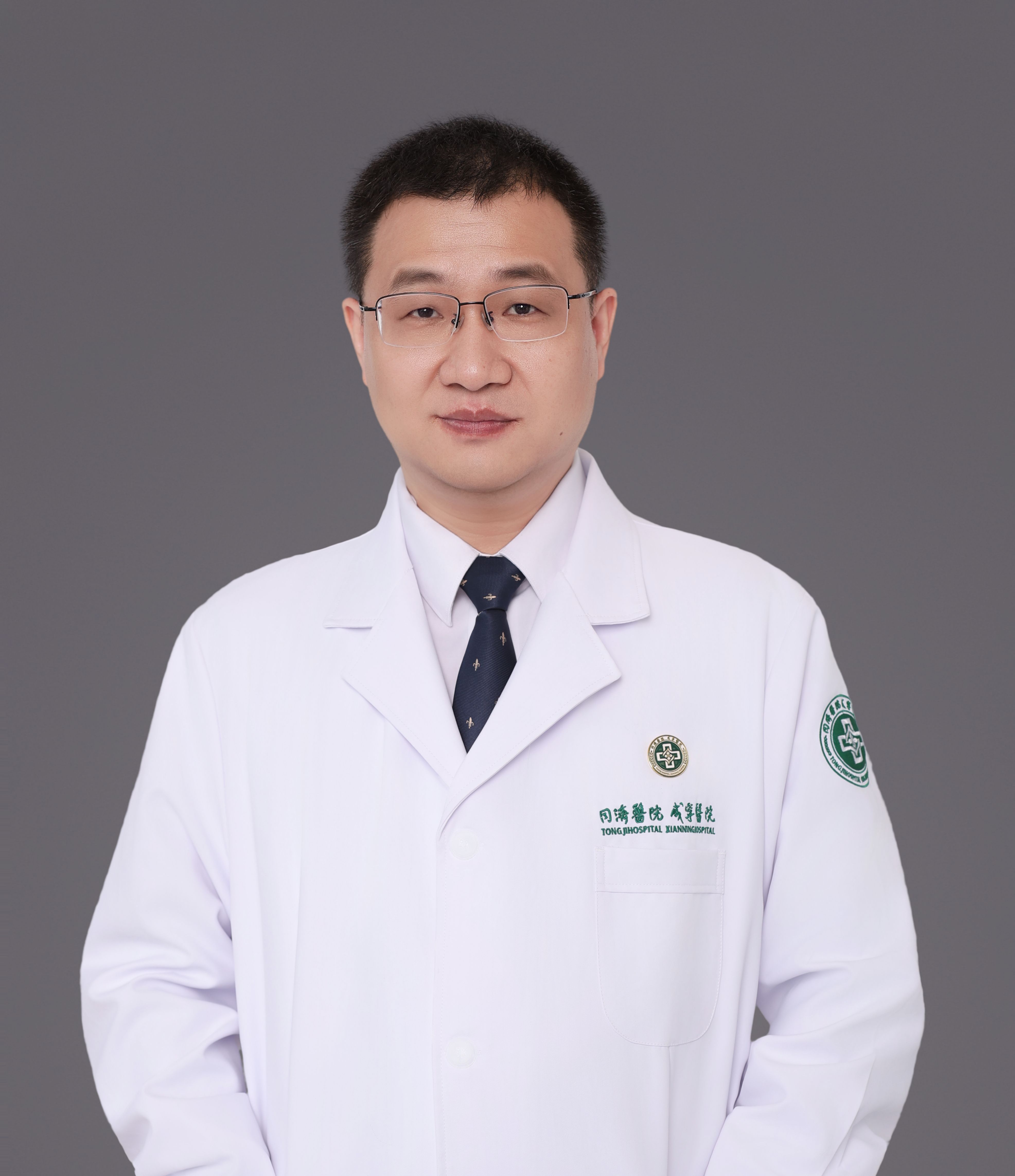 王洪杰,同济医院咸宁医院副院长,医学博士,副主任医师,副教授,长期从事心血管内科临床、教学与科研工作,专注于冠心病、主动脉夹层及各类心肌病的诊治与研究。1999年起就读于华中科技大学同济医学院,2004年保送本校附属同济医院攻读内科学系研究生。2007年赴德国海德堡大学深造,先后获得实验室学位及联合培养医学博士学位。2014年获马格德堡大学自然科学博士学位,并完成博士后研究,曾主持德国自然科学基金项目。