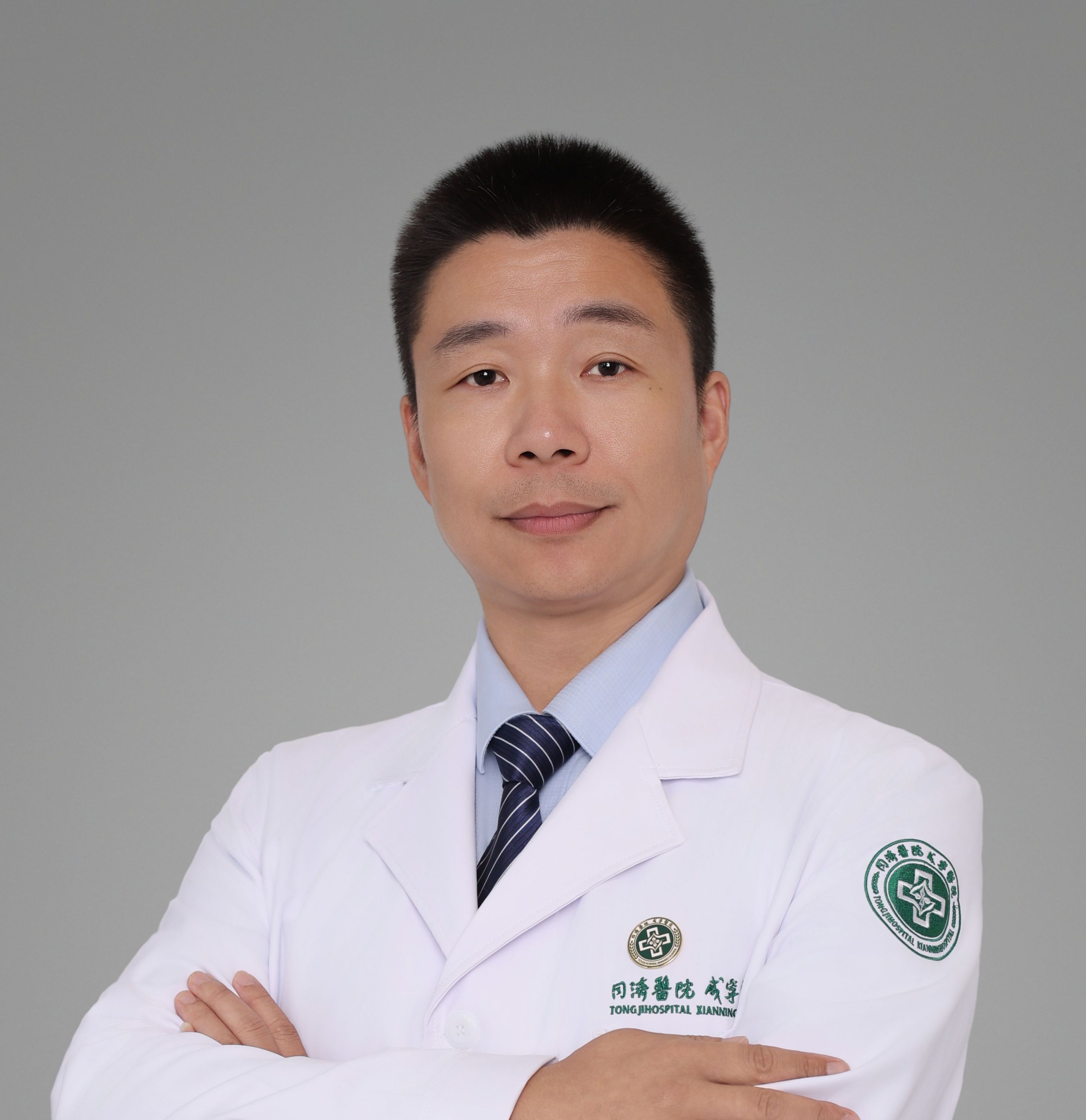 王海灏,同济医院咸宁医院院长,医学博士,主任医师,硕士研究生导师,2003年7月入同济医院外科工作至今,对心胸外科的各类疾病有丰富的诊疗经验,主要诊疗方向为各类先天性心脏病、冠心病、心脏瓣膜病、主动脉夹层、动脉瘤的外科治疗和介入治疗。